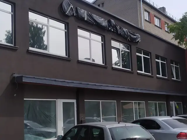 Солнцезащитная зеркальная плёнка на офисном здании