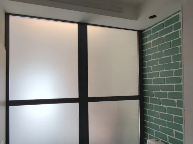 Matēta plēve vannas istabas stiklojumam