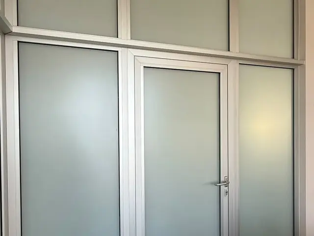 Matēta plēve biroja starpsienai ar durvīm