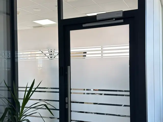 Dekoratīvas joslas biroja stikla durvīm