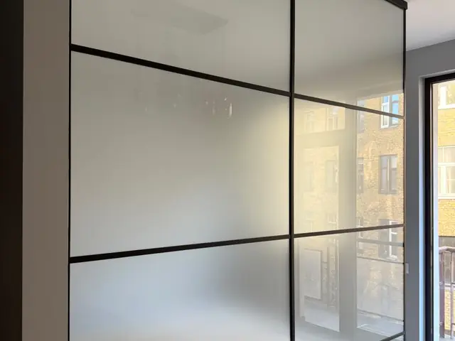 Matēta plēve loft stila starpsienai