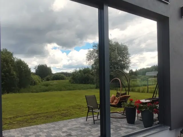 Spoguļplēve panorāmas logiem uz terasi
