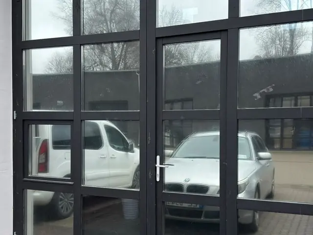 Солнцезащитная плёнка на стеклянном фасаде