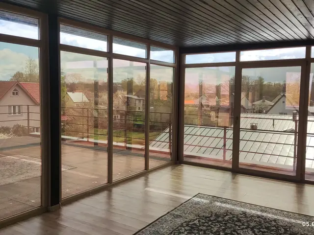 Bronzas plēve stiklotai verandai — skats no iekšpuses
