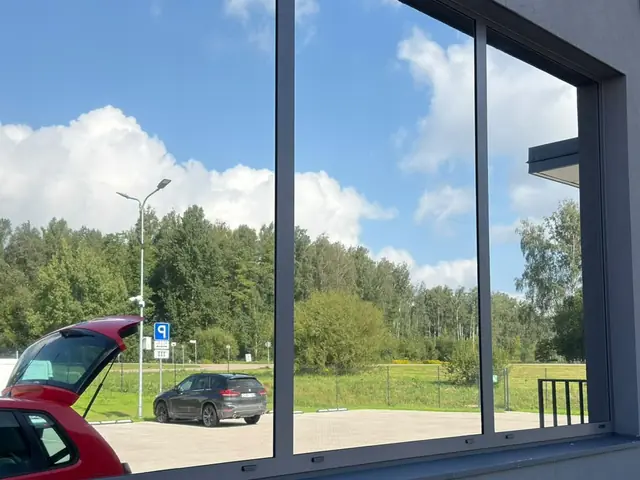 Saules aizsardzības plēve biroja logiem