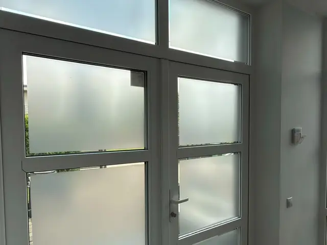 Matēta plēve ieejas durvju stikliem