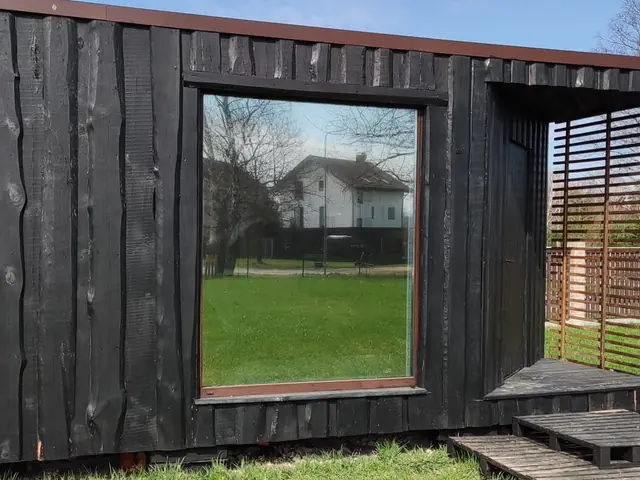 Spoguļplēve koka mājas logam