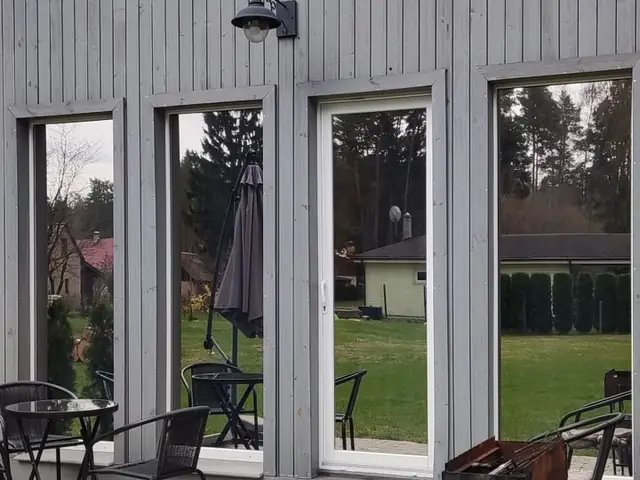 Spoguļplēve mājas terases durvīm