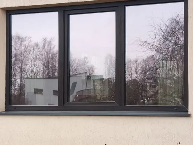 Bronzas spoguļplēve fasādes logam