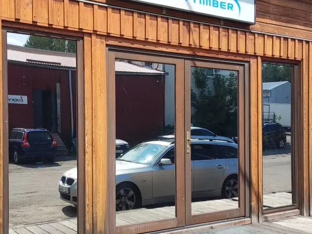 Saules aizsardzības plēve biroja ieejas grupai