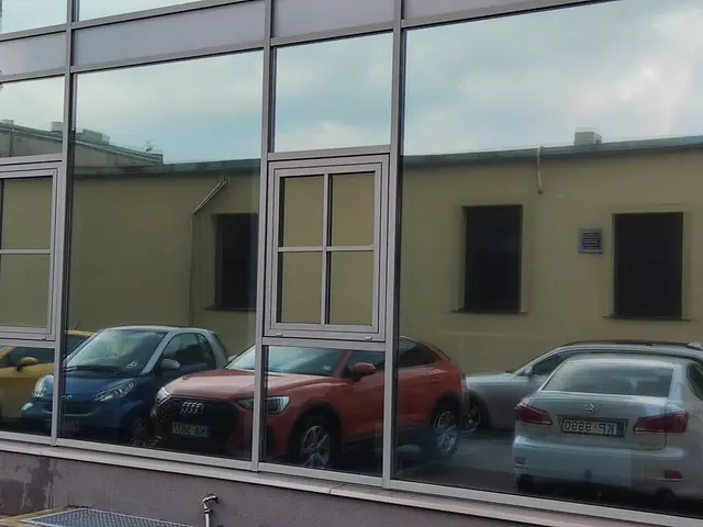 Saules aizsardzības plēve biroja pirmajam stāvam