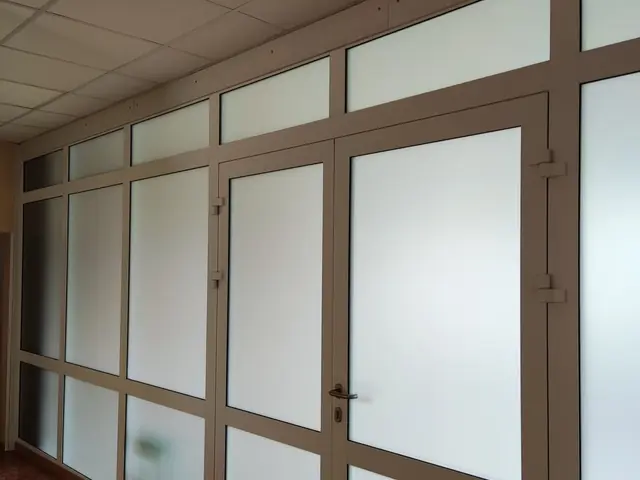 Matēta plēve gaiteņa starpsienām