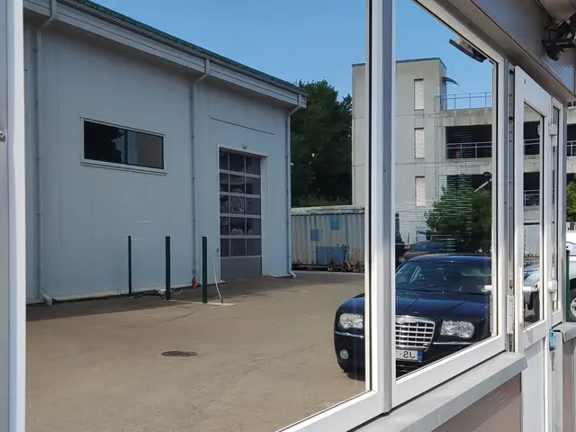 Saules aizsardzības plēve uzņēmuma ēkai