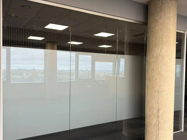 Matēta plēve stikla sienas apakšdaļā