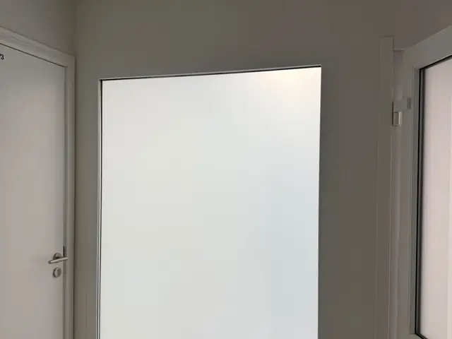 Balta matēta plēve stikla durvīm