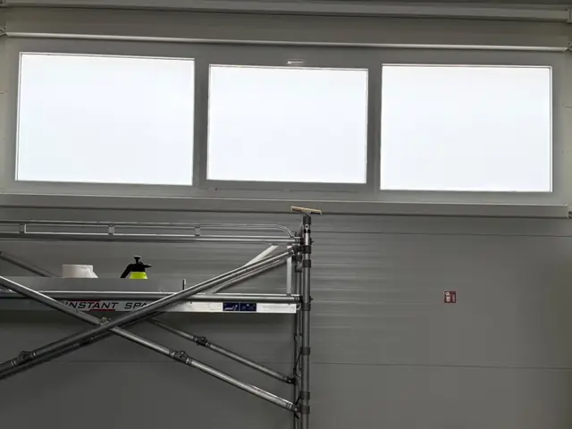 Matēta plēve noliktavas augšējiem logiem
